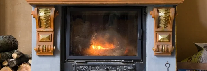 alter Kamin mit brennendem Holz